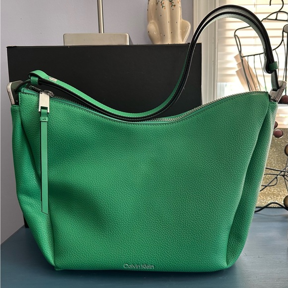CALVIN KLEIN Beautiful Kelly Green shoulder bag 💚 - Picture 1 of 8